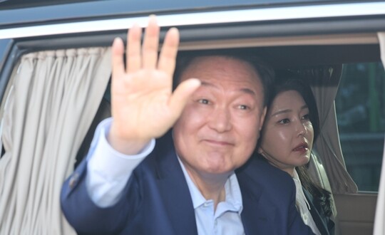 윤석열 전 대통령과 김건희 씨가 헌재 파면 결정 일주일 만인 지난 4월 11일 서울 용산구 한남동 대통령 관저를 떠나고 있다. 사진=이종현 기자