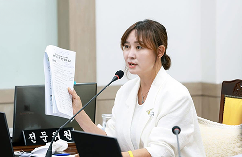 더불어민주당 여현정 의원이 19일 열린 양평군의회 309회 정례회 주민조례청구심사특위에서 주민발의 청소년 안심귀가택시 지원 조례와 관련하여 시행이 현실적으로 어렵다는 입장을 보인 집행부와 설전을 벌이고 있다. 사진=김현술 기자