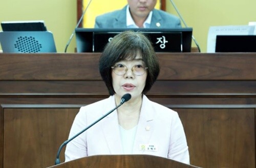 양평군의회 오혜자 부의장이 지난 6월 20일 본회의 5분 자유발언을 통해 서울~양평 고속도로의 조속한 추진과 강하IC를 포함한 노선 채택을 강력히 촉구했다. 사진=양평군의회 제공