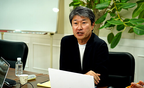 송호준 에코프로 대표가 최근 지주사 직원들을 대상해 온라인 경영 설명회를 갖고 있다. 사진=에코프로 제공