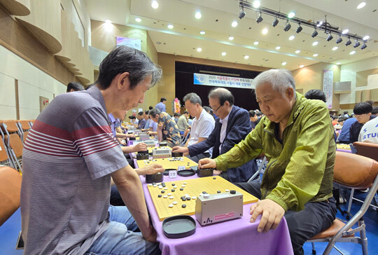 동호인 부문을 강화한 올해 대회에 김동섭, 최호철, 안재성, 김희중 등 시니어 맹장들도 함께했다. 사진=서울특별시 바둑협회 제공
