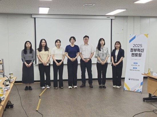 인천시가 25일 시청 나눔회의실에서 혁신평가 성공 노하우 멘토링을 진행하고 있다. 사진=인천시 제공