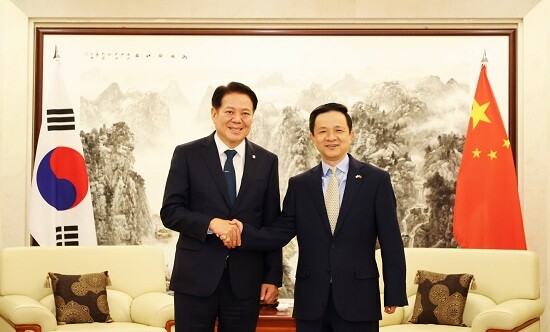 왼쪽부터 최대호 안양시장, 다이빙 주한중국대사. 사진=안양시 제공