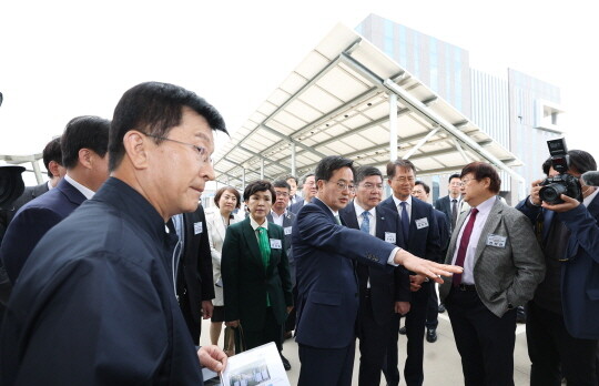 경기 RE100 비전선포식에 앞서 공장 지붕 태양광 발전설비 및 현장 라운딩을 하고 있는 김동연 지사. 사진=경기도