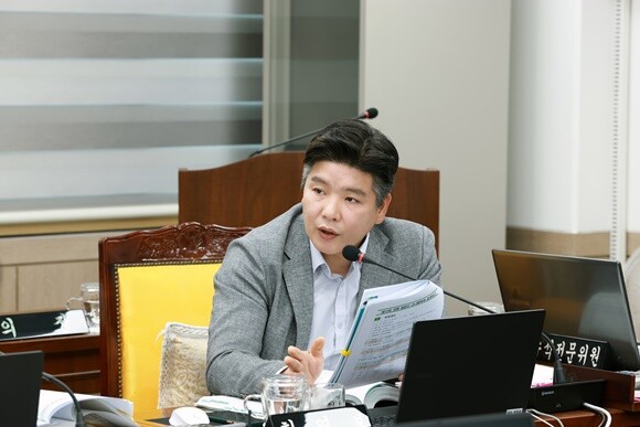 복지, 민원 분야에서 군민 생활과 직결되는 정책 개선의 필요성을 강조하고 있는 최영보 의원. 사진=양평군의회 제공