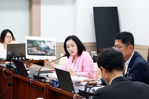관광산업의 중요성을 설명하면서 장기적인 비전을 제시하고 있는 지민희 의원. 사진=양평군의회 제공