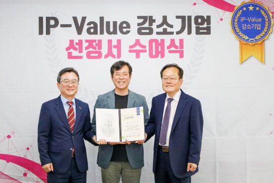선정서 수여식. 왼쪽부터 김현 기보 중앙기술평가원장, 김흥재 ㈜테라시드바이오사이언스 대표, 조헌제 한국신약개발연구조합 전무. 사진=기보 제공