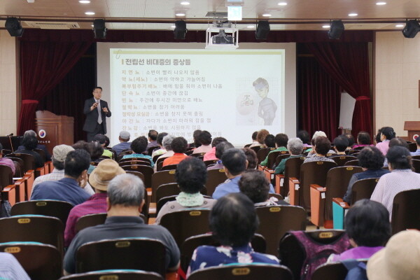 비에스종합병원은 26일 강화군 노인회에서 노인대학 1학년을 대상으로 ’누구나 겪는 배뇨증상들’을 주제로 강의를 진행했다. 사진=비에스종합병원 제공