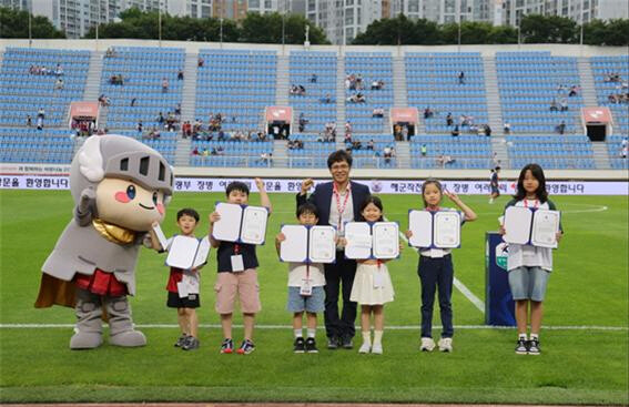 ‘부산아이파크 어린이 사생대회’ 후원 기념촬영 모습. 사진=구포성심병원 제공