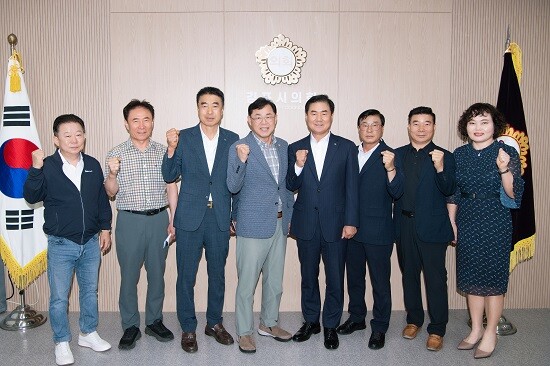 김종혁 김포시의회 의장이 26일 김포시건설관련기업협의회와 간담회 참석자들과 기념촬영하고 있다. 사진=김포시의회 제공