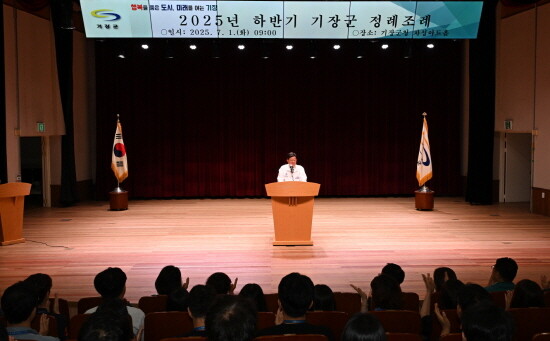 정종복 기장군수가 취임 3주년을 맞아 1일 직원정례조례에서 소감을 밝히고 있다. 사진=기장군 제공