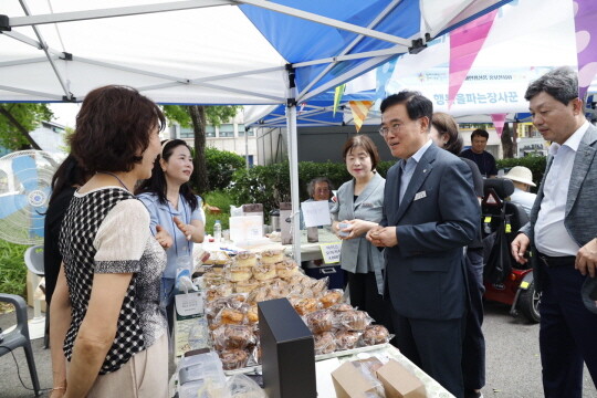진교훈 강서구청장이 중증장애인생산품을 살펴보고 있다. 사진=강서구청