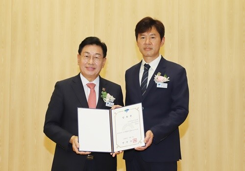 전진선 군수로부터 임용장을 수여받은 후 기념촬영을 하는 박용순 면장. 사진=김현술 기자