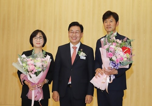 김진애 이임 면장과 박용순 신임 면장이 전진선 군수와 기념촬영을 하고 있다. 사진=김현술 기자