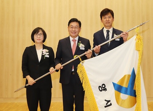 면기 전달식 후 김진애 이임면장과 박용순 신임 면장과 기념촬영을 하는 전진선 군수. 사진=김현술 기자