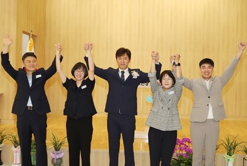 박용순 신임 면장이 양서면사무소 팀장들과 함께 면 발전을 위해 혼산을 다할 것을 약속했다. 사진=김현술 기자