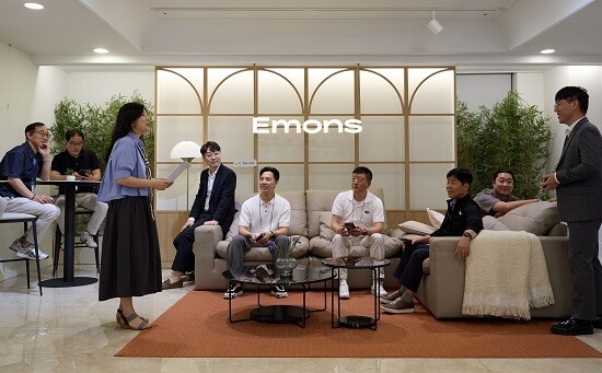 에몬스 인천 본사전시장에서 열린 25년 FW품평회에서 대리점주들이 신제품 설명을 듣고 있다. 사진=에몬스 제공