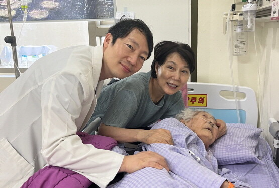 수술 후 가진 기념촬영 모습. 사진=온병원 제공