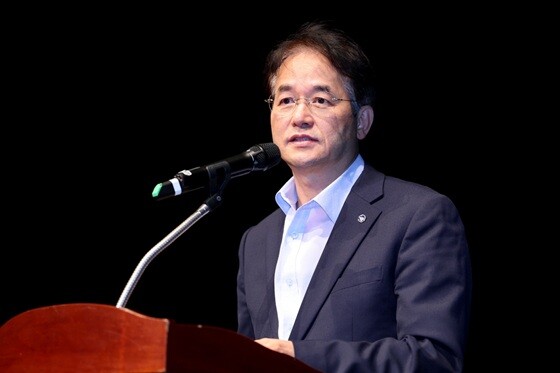 이동환 고양특례시장이 '2025년 지방세유공자의 날' 기념식에서 성실납세자의 중요성과 지방세의 가치를 강조하며 인사말을 전하고 있다. 사진=고양특례시 제공