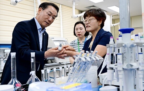 유정복 인천시장이 7월 8일 인천 및 강화 연안 방사성 물질 조사와 관련해 인천보건환경연구원을 찾아 실험실 검사장비를 점검하고 있다. 사진=인천시 제공