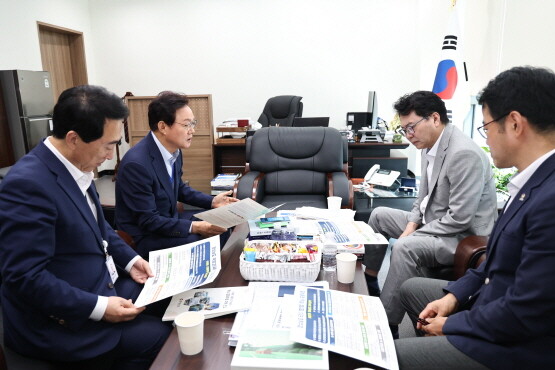 국정기획위원회 방문 모습. 사진=경남도 제공