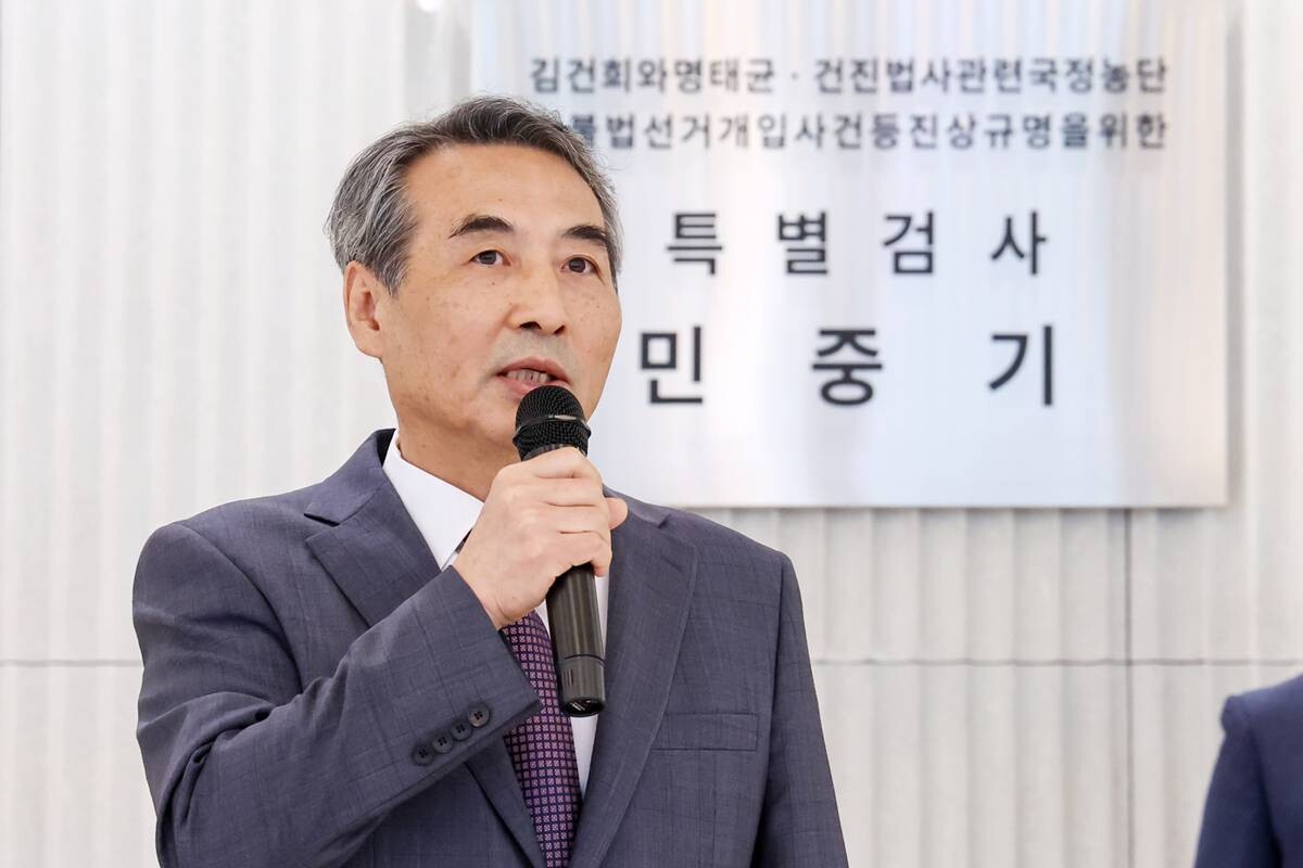 윤석열 전 대통령의 부인 김건희 여사 의혹 관련 사건을 맡은 민중기 특별검사가 2일 오전 서울 종로구 KT광화문빌딩 웨스트에 마련된 특검 사무실에서 현판 제막을 마친 뒤 발언을 하고 있다. 사진=임준선 기자