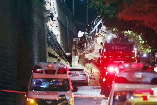 7월 16일 오후 경기 오산시 가장동 가장교차로 고가도로의 10ｍ 높이 옹벽이 무너지며 고가도로 아래 도로를 지나가던 차량을 덮치는 사고가 발생해, 소방당국이 굴착기를 동원해 구조 작업을 벌였다. 사진=연합뉴스