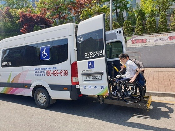 휠체어 이용자가 파주시 교통약자 특별교통수단 차량에 탑승하고 있는 모습. 사진=파주시 제공