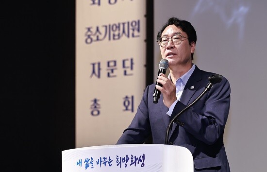 정명근 화성특례시장이 24일 중소기업지원 자문단 총회에서 인사말을 하고 있다. 사진=화성특례시 제공