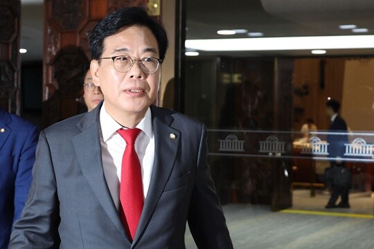 국민의힘 송언석 비대위원장 겸 원내대표가 7월 23일 오후 국회에서 열린 의원총회를 마치고 회의장을 나서고 있다. 사진=박은숙 기자