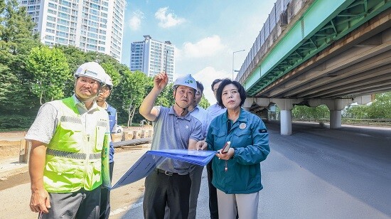 신계용 과천시장이 28일 국도 47호선 신갈현교차로 서울방향 도로 전환 앞두고 현장을 점검하고 있다. 사진=과천시 제공