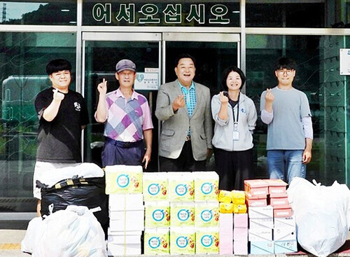 윤광신(가운데) 전 경기도의원이 중증장애인 거주시설 씨엘의집에 후원 물품을 전달하고 기념촬영을 했다. 사진=씨엘의집 제공