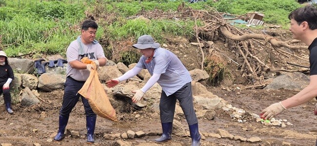 김경수 의장이 토사 제거 작업을 하고 있는 모습. 사진=최남일 기자
