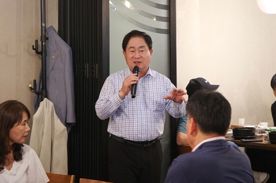 주광덕 남양주시장이 지난 30일 환경미화원을 초청해 노고를 격려하고 있다. 사진=남양주시 제공