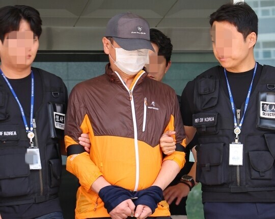 경찰은 '아들 총기 살해' 피의자 조 아무개 씨가 망상에 사로잡혀 범행했다고 판단했다. 조 씨가 검찰에 송치되는 모습. 사진=연합뉴스