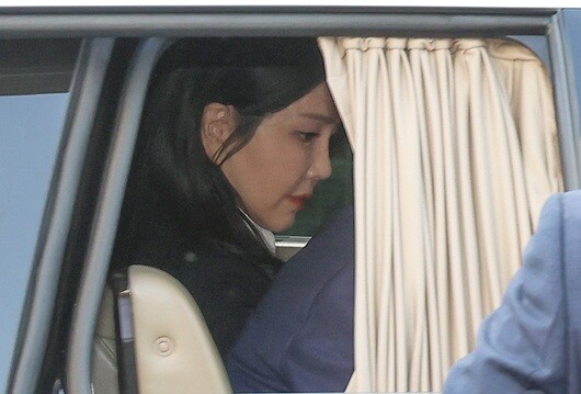 윤석열 전 대통령 부인 김건희 씨는 도이치모터스 외 우리기술에도 투자했다. 사진은 2025년 4월 11일 오후 김 씨가 서울 용산구 한남동 관저를 떠나는 모습. 사진=이종현 기자