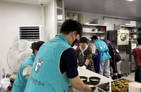 콩국수 나눔행사 장면. 사진=BPA 제공