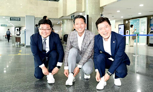 김장호 구미시장, 구자근 의원, 강명구 의원이 지난해 6월 5일 '주요 현안 건의 및 국비 확보를 위한 간담회'를 갖고 기념촬영을 하고 있다. 왼쪽부터 강명구 의원, 김장호 시장, 구자근 의원. 사진=일요신문 DB