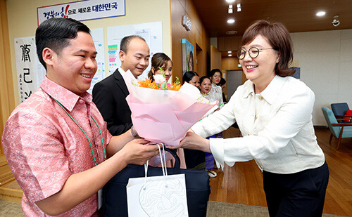 4일 양금희 경제부지사가 캄보디아 캄퐁톰주 공공병원 소속 의사와 간호사 연수단에 꽃다발을 건네고 있다. 사진=경북도 제공
