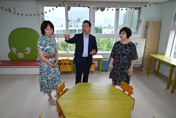 유정복 인천시장이 6일 연수구 동심원에서 폭염대비 거주시설 환경 점검을 하고 있다. 사진=인천시 제공
