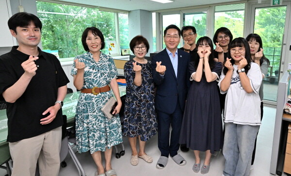 유정복 인천시장이 6일 연수구 동심원에서 직원들을 격려하고 기념촬영을 하고 있다. 사진=인천시 제공