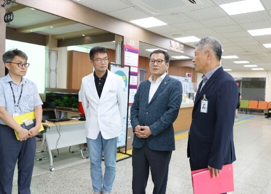 8월 7일 김홍규 강릉시장은 강릉시보건소에서 현장 점검회의를 열고 추가 피해자가 누락되지 않도록 철저히 조사하고 관리·감독에 만전을 다할 것을 강조했다. 사진=강릉시 제공