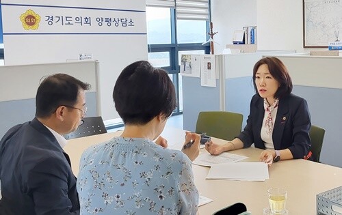 경기도의회 이혜원 의원이 7일 경기도의회 양평상담소에서 ‘2025년도 경기도 공공기관 및 기관장 경영평가 결과’에 대한 업무보고 및 논의를 가졌다. 사진=경기도의회 양평상담소 제공