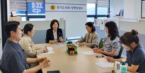이혜원 의원이 양평군어린이집연합회 관계자들과 정담회를 갖고, 어린이집 실내 환경 위생 개선 지원 방안에 대해 논의했다. 사진=경기도의회 양평상담소 제공