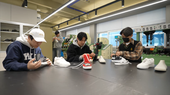 신발패션과 학생들이 신발제조 실습을 하는 장면. 사진=경남정보대 제공