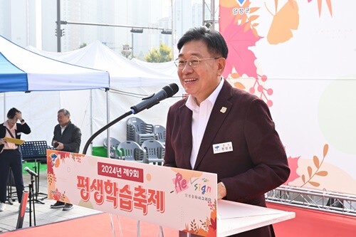 제9회 평생학습축제에서 인사말을 하는 전진선 군수. 사진=양평군청 제공