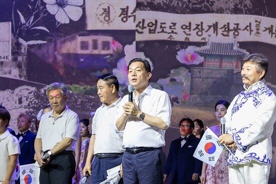 광복 80주년 기념 수원시민 대합창에 참석한 이재준 수원특례시장. 사진=수원특례시 제공