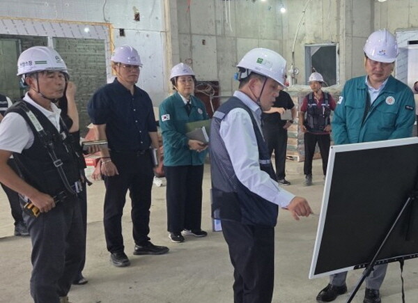 강범석 서구청장이 공공시설물 건설 현장을 방문해 폭염에 의한 온열질환 재해예방 및 집중 호우 대비를 위한 건설종사자 대응 상황을 점검하고 있다. 사진=서구 제공