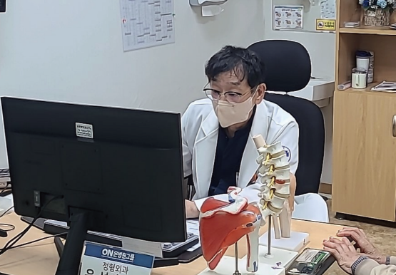 윤성훈 진료원장의 외래진료 장면. 사진=온병원 제공