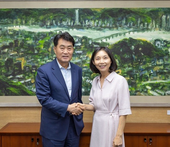 하은호 군포시장이 18일 서울시의회를 방문해 최호정 의장과 면담을 가진 뒤 기념촬영하고 있다. 사진=군포시 제공